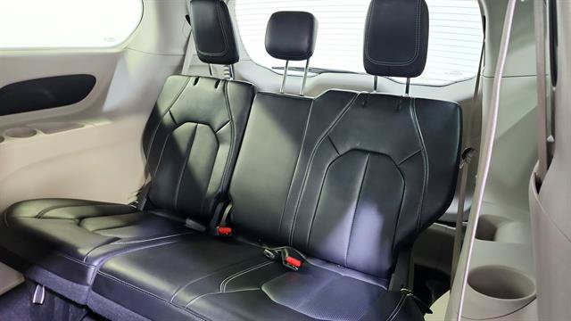 Used 2024 Chrysler Pacifica Touring-L FWD image 22