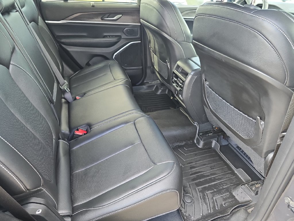 Used 2023 Jeep Grand Cherokee Limited w/ Luxury Tech Group II AWD/4WD image 32