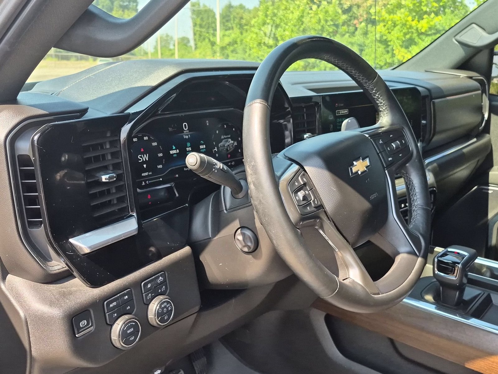 Used 2024 Chevrolet Silverado 1500 High Country w/ Z71 Off-Road Package AWD/4WD image 11