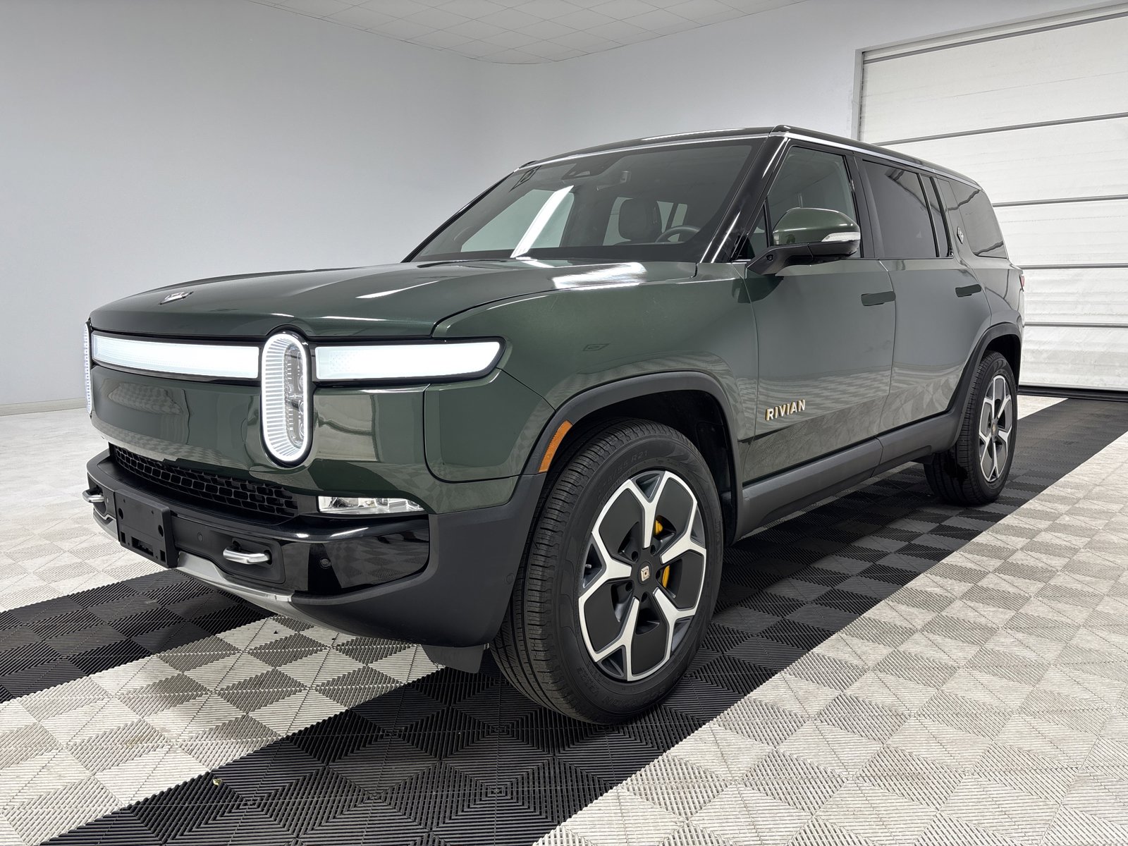 Used 2023 Rivian R1S Adventure AWD/4WD image 1