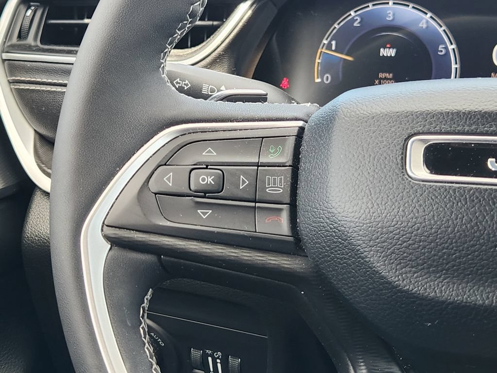 Used 2023 Jeep Grand Cherokee Altitude RWD image 27