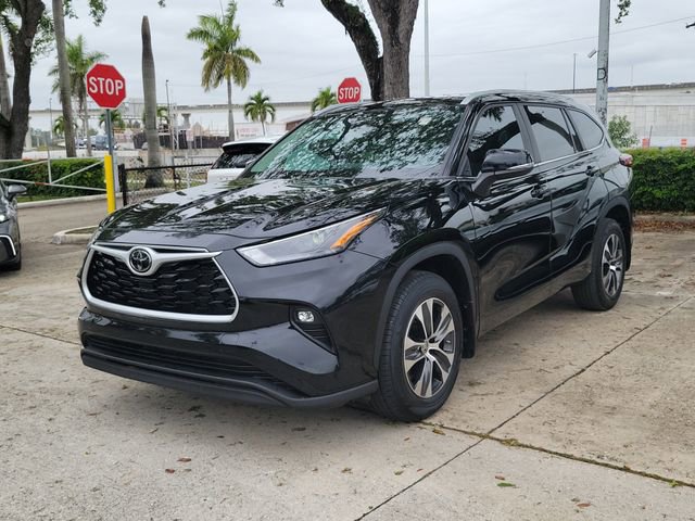 Used 2024 Toyota Highlander XLE image 2