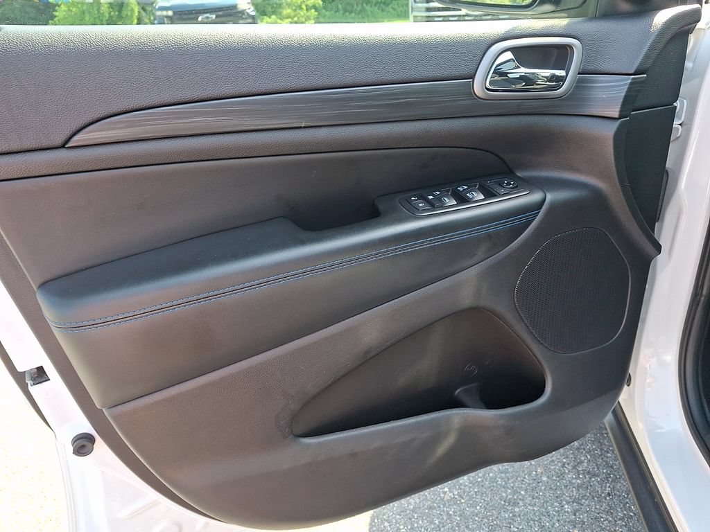 Used 2019 Jeep Grand Cherokee Laredo AWD/4WD image 12