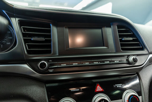 Used 2019 Hyundai Elantra SE w/ Winter Weather Package image 12