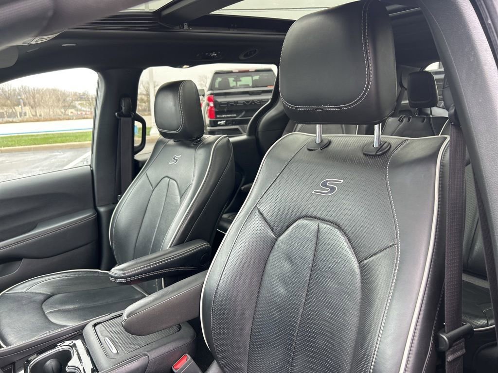 Used 2024 Chrysler Pacifica Premium image 17