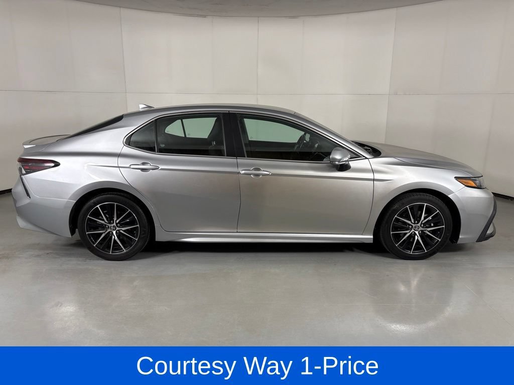 Used 2024 Toyota Camry SE FWD image 11