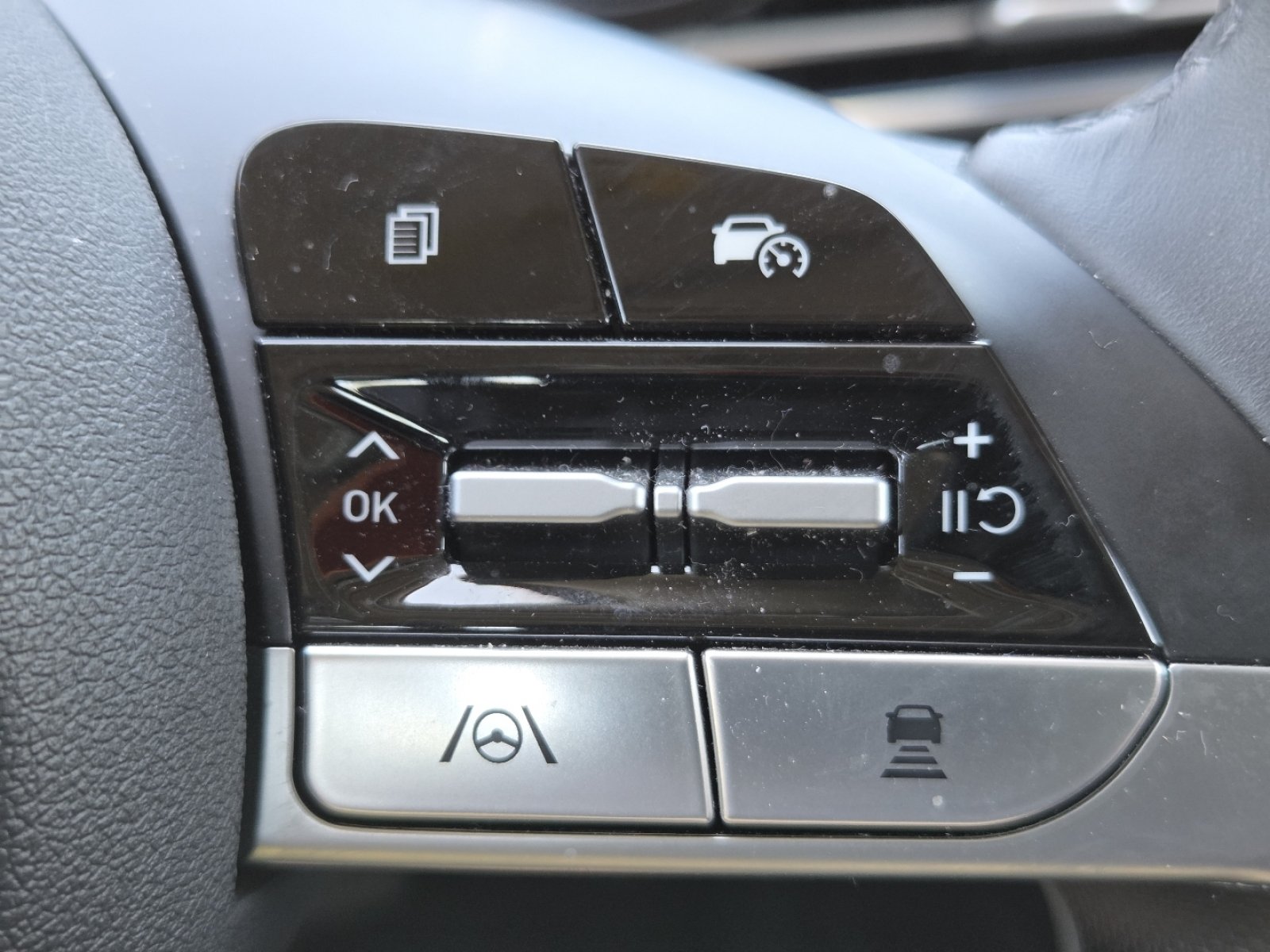 Used 2024 Hyundai Elantra Limited FWD image 11