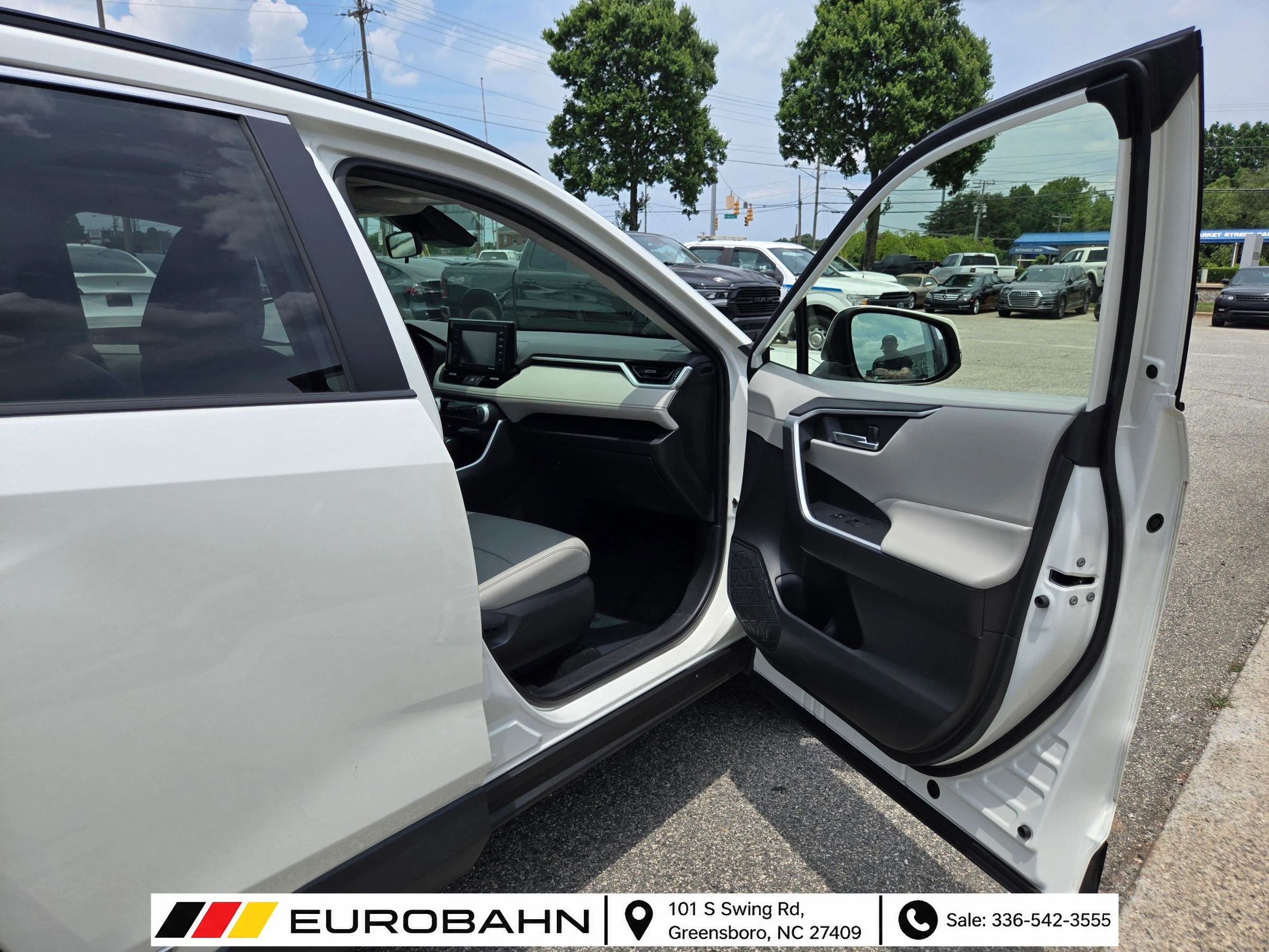 Used 2022 Toyota RAV4 XLE Premium AWD/4WD image 24