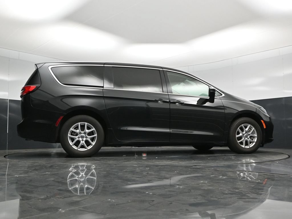 Used 2023 Chrysler Pacifica Touring-L FWD image 55