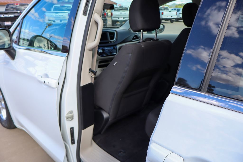 Used 2022 Chrysler Voyager LX FWD image 12