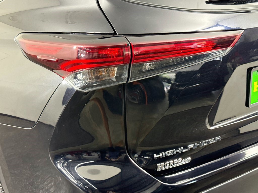 Used 2025 Toyota Highlander LE FWD image 35