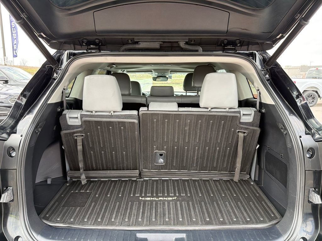 Used 2023 Toyota Highlander XLE FWD image 22