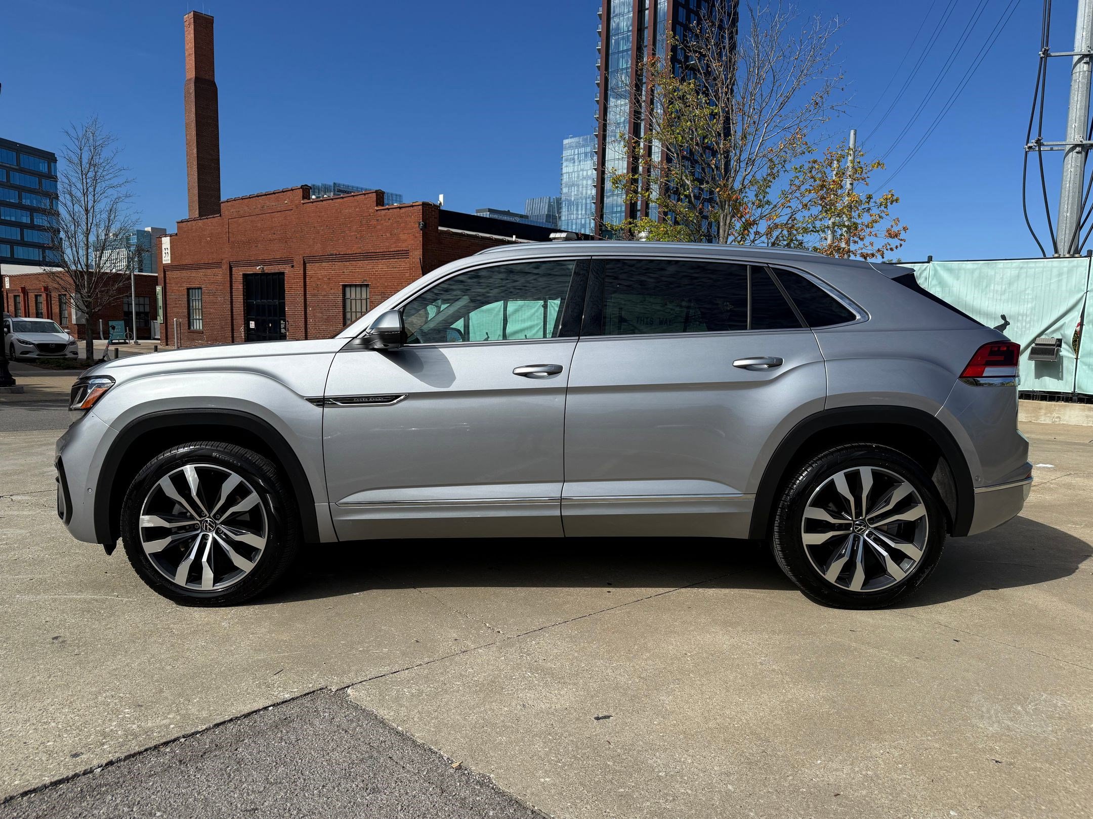 Used 2023 Volkswagen Atlas Cross Sport SEL Premium R-Line image 2