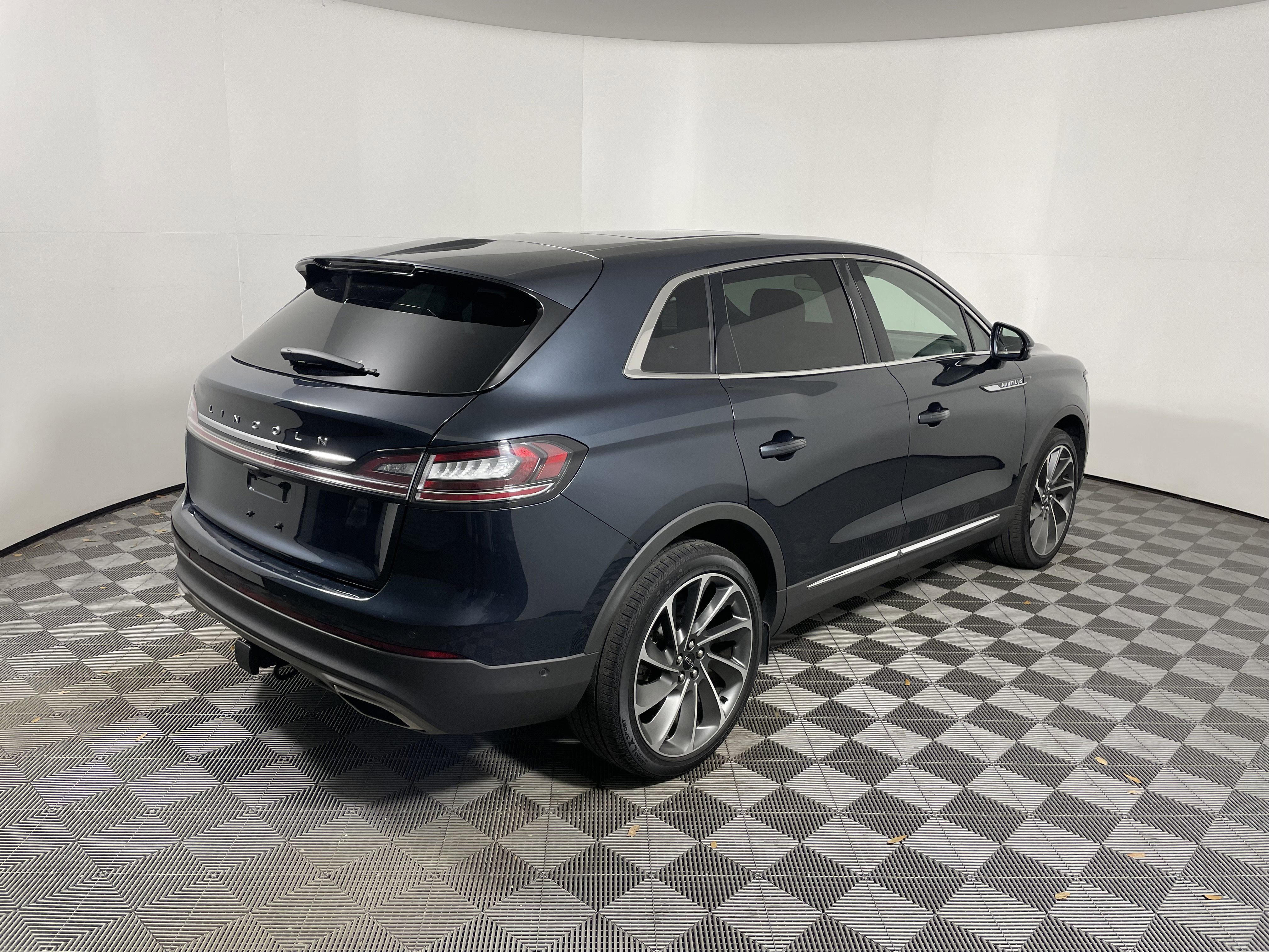 Used 2023 Lincoln Nautilus Reserve w/ Equipment Group 202A image 3