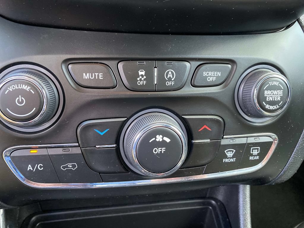 Certified 2020 Jeep Cherokee Latitude Plus AWD/4WD image 15