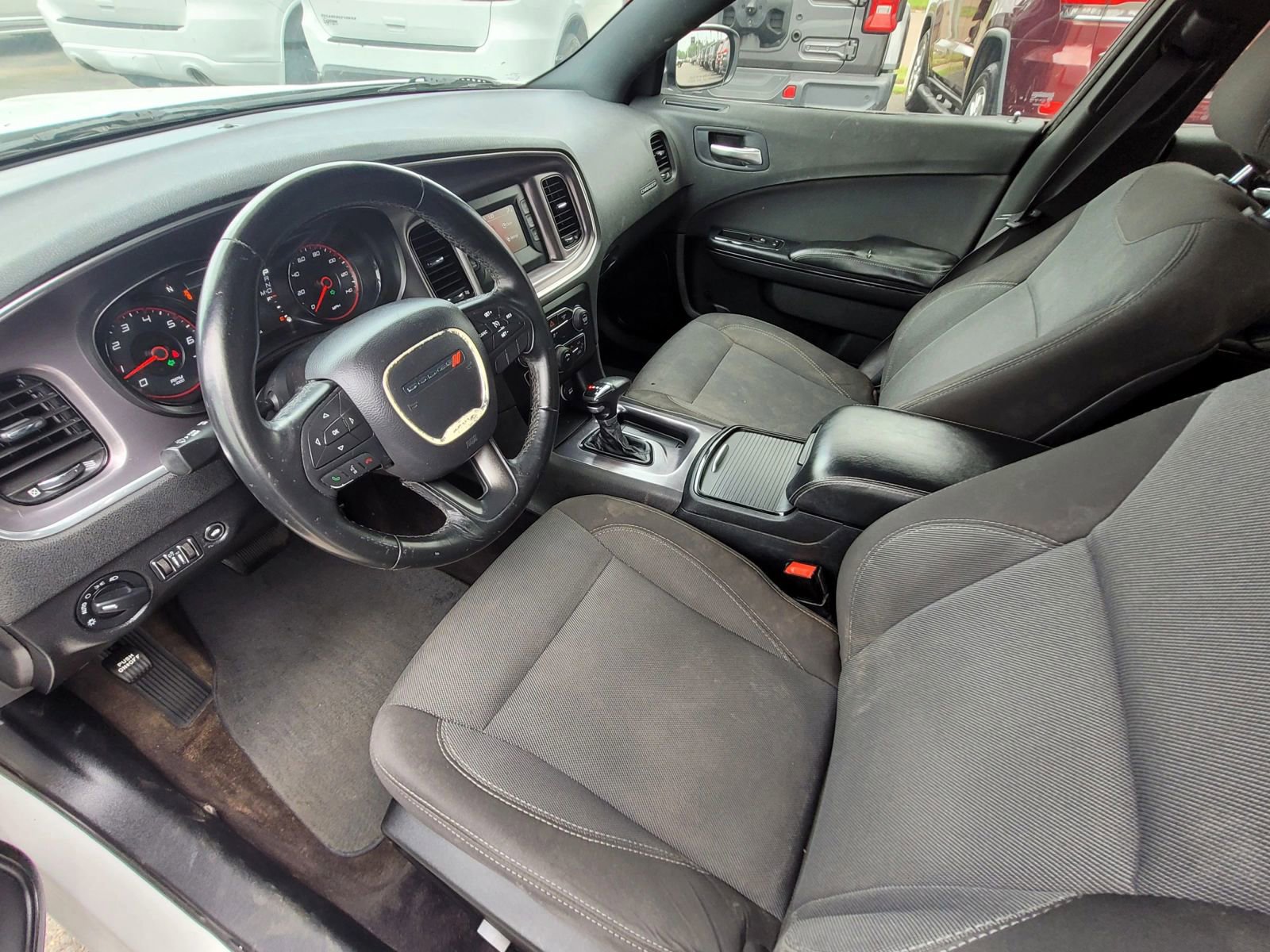 Used 2017 Dodge Charger SE w/ Blacktop Package RWD image 3