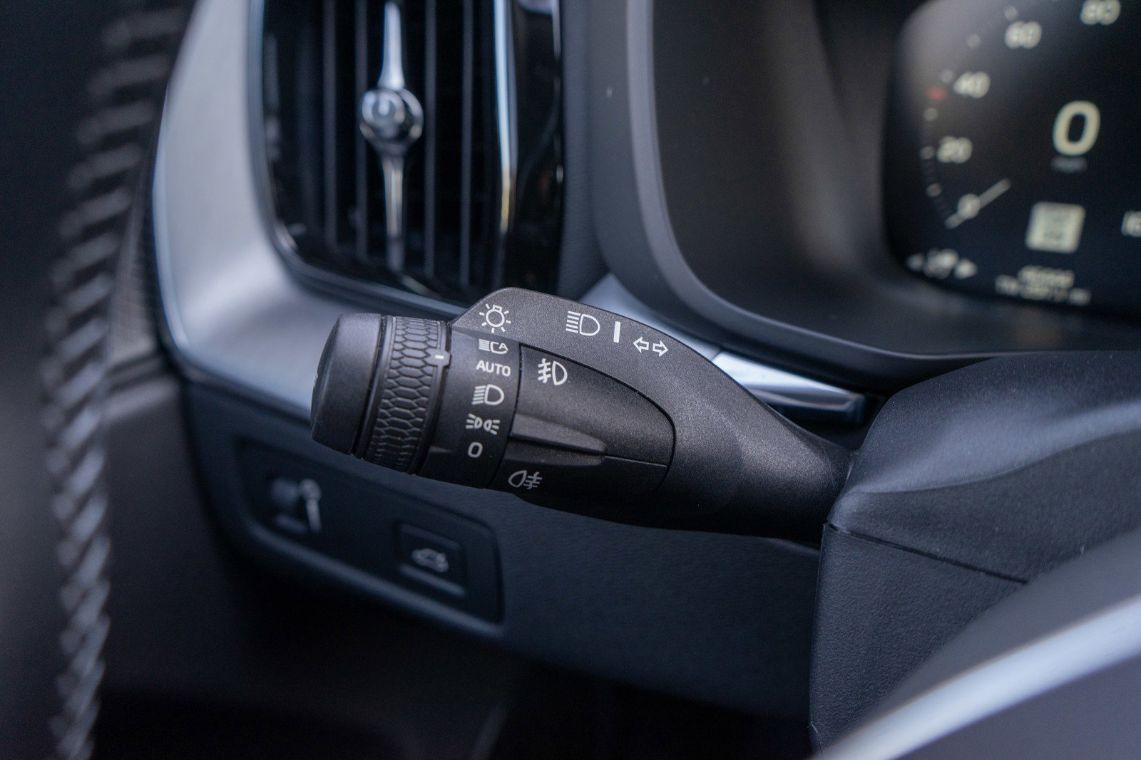 Used 2019 Volvo XC60 T6 Momentum w/ Advanced Package image 28