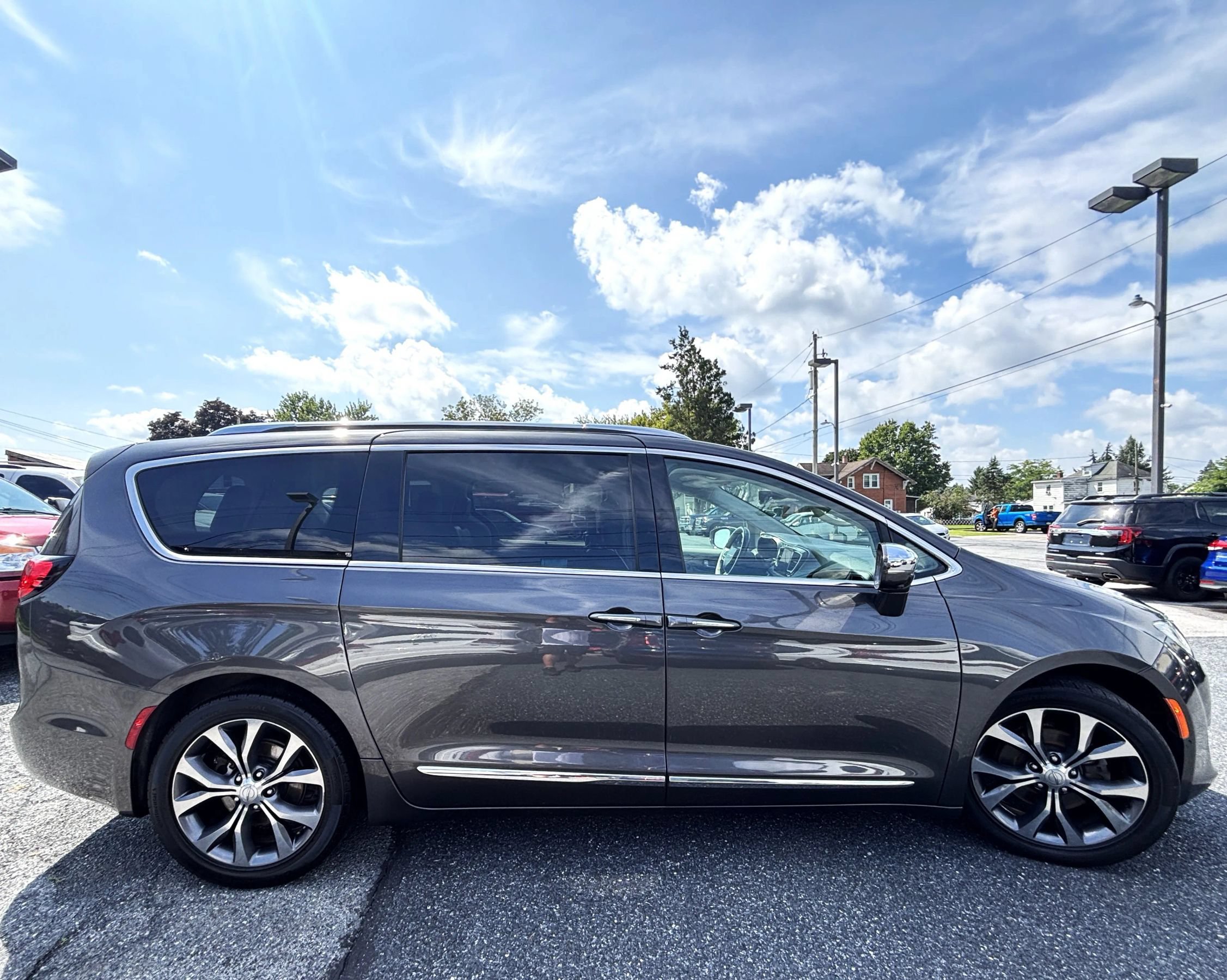 Used 2018 Chrysler Pacifica Limited w/ Advanced Safetytec Group FWD image 6