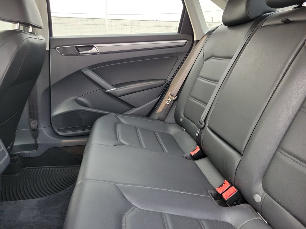 Used 2018 Volkswagen Passat 2.0T FWD image 10