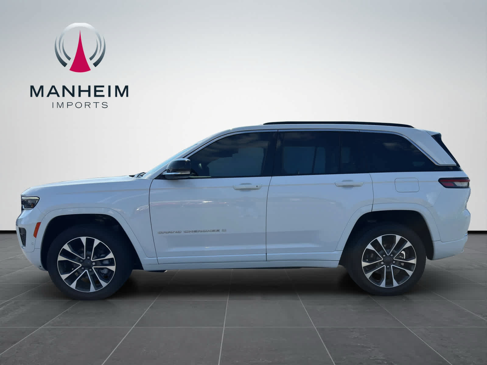 Used 2024 Jeep Grand Cherokee Overland AWD/4WD image 4