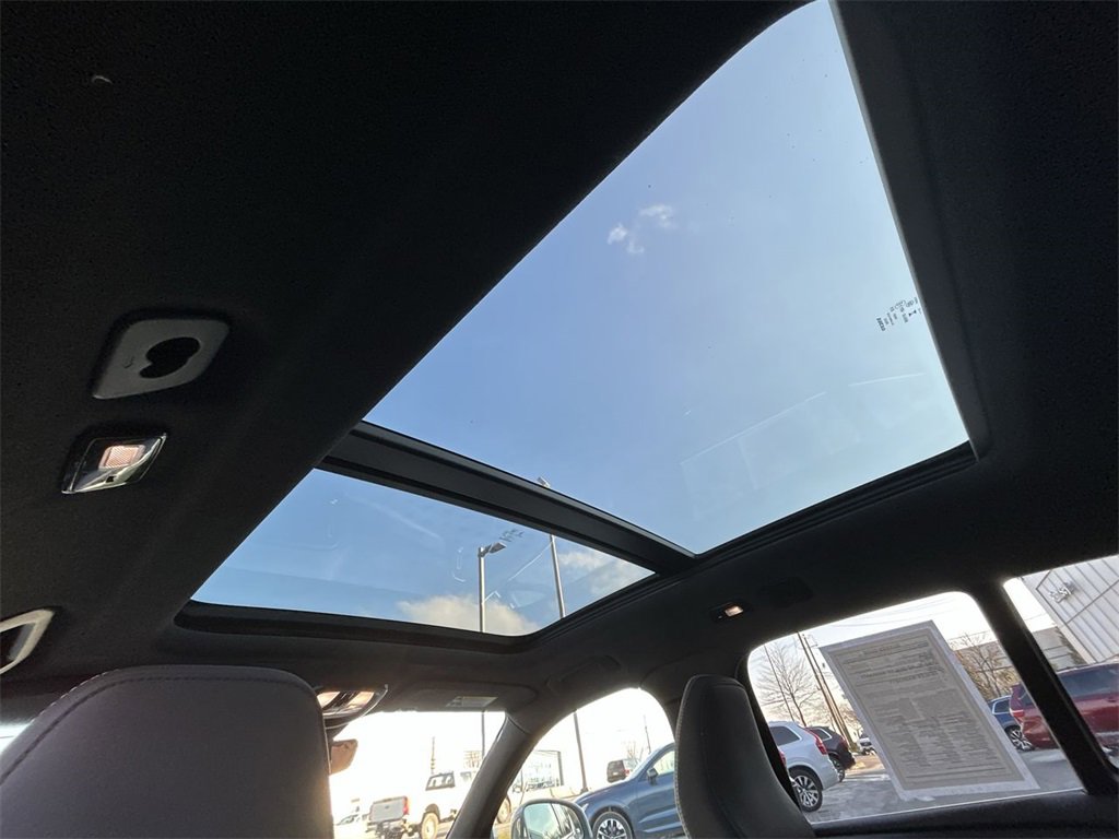 Used 2024 Volvo XC40 B5 Plus image 24