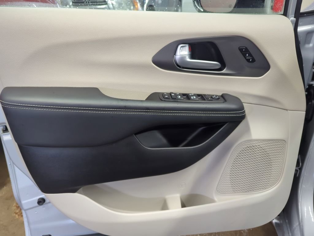 Used 2024 Chrysler Pacifica Touring-L image 30