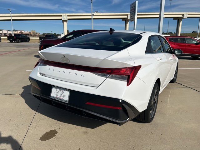 Used 2025 Hyundai Elantra SEL image 12