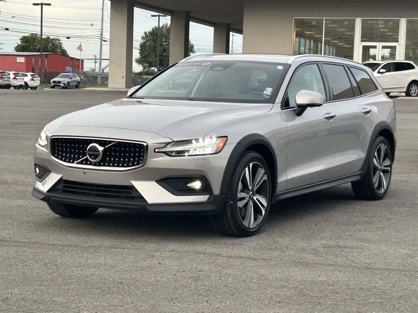 Certified 2025 Volvo V60 B5 Cross Country Plus AWD/4WD image 3
