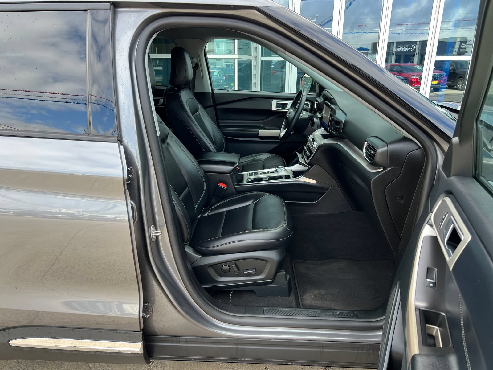 Used 2023 Ford Explorer XLT w/ Equipment Group 202A RWD image 18