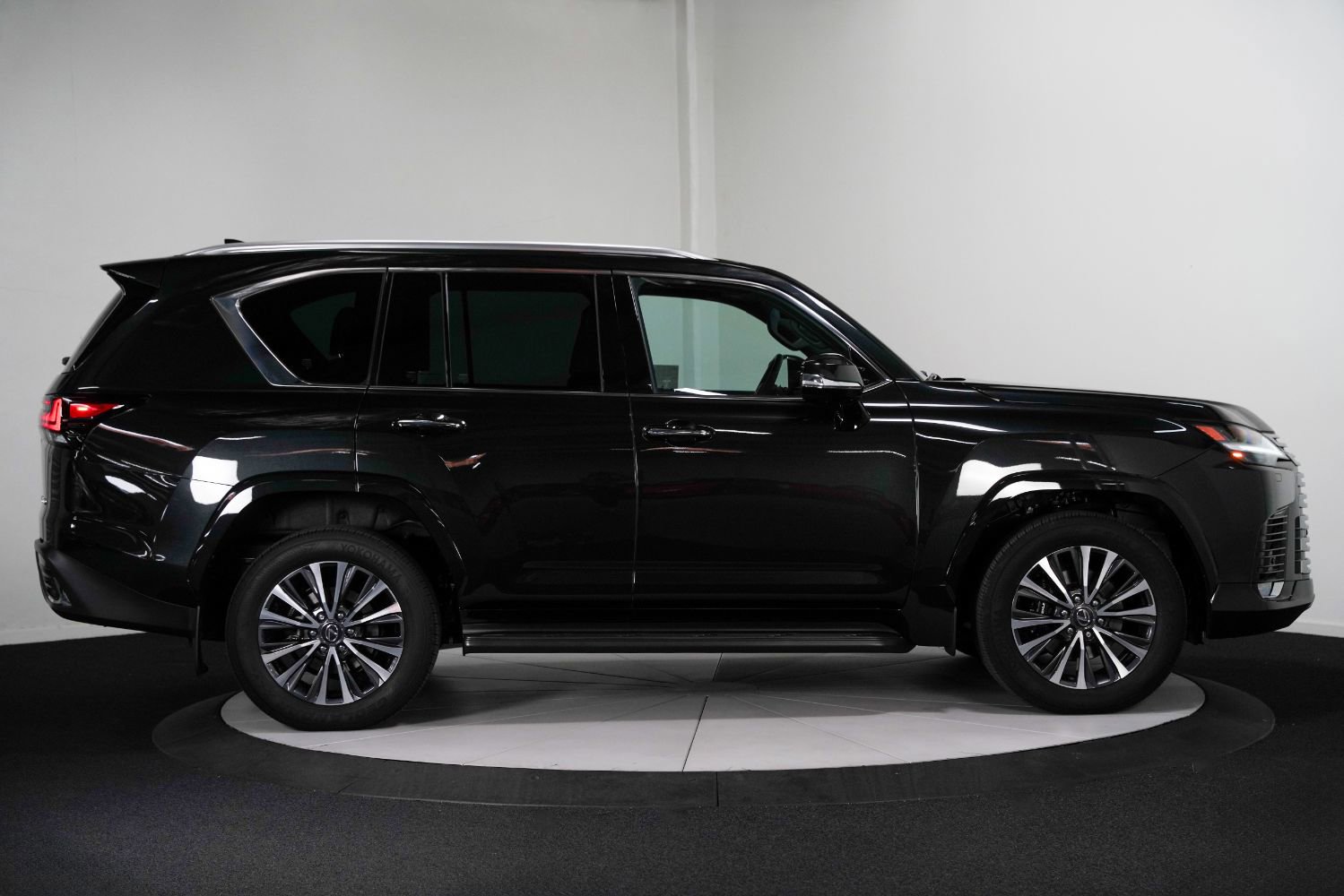 Used 2024 Lexus LX 600 4WD w/ Premium Package image 9