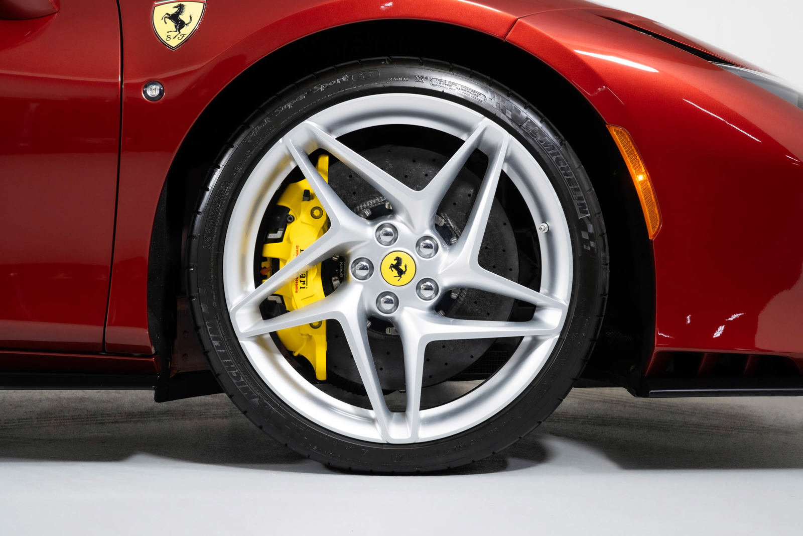 Used 2023 Ferrari F8 Spider image 22