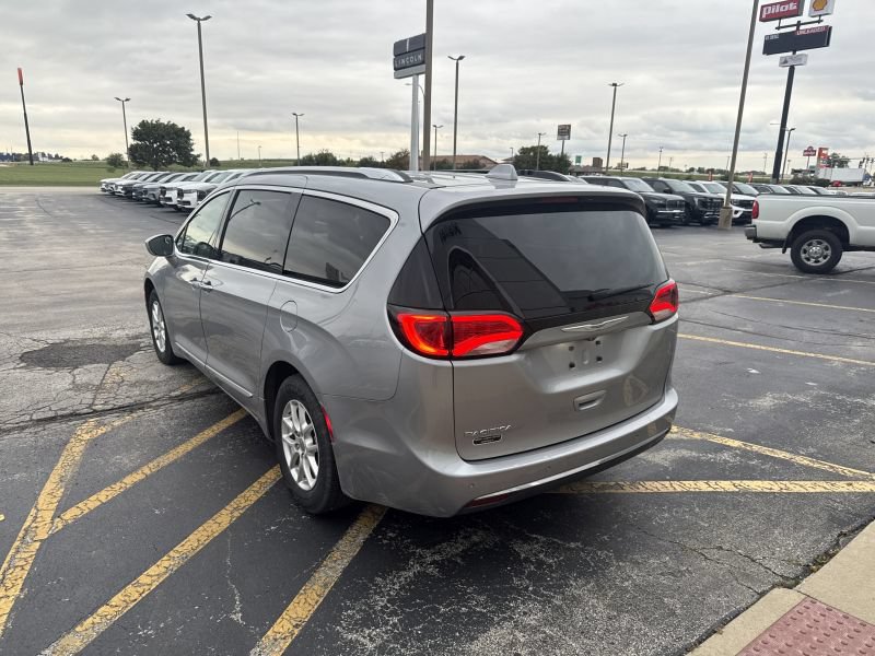 Used 2020 Chrysler Pacifica Touring-L FWD image 3