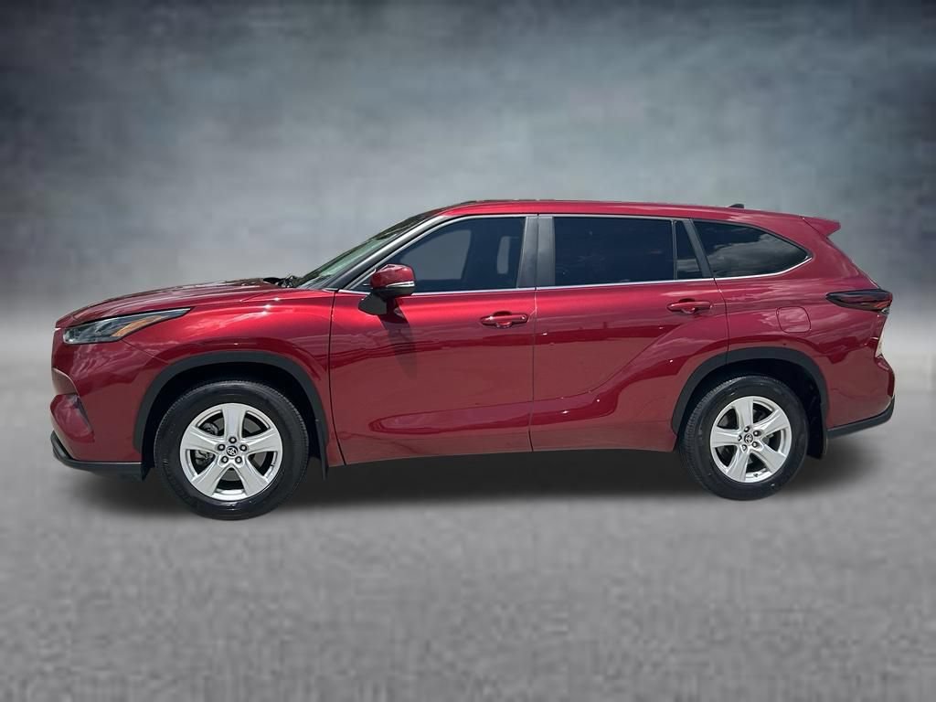 Used 2024 Toyota Highlander LE FWD image 2