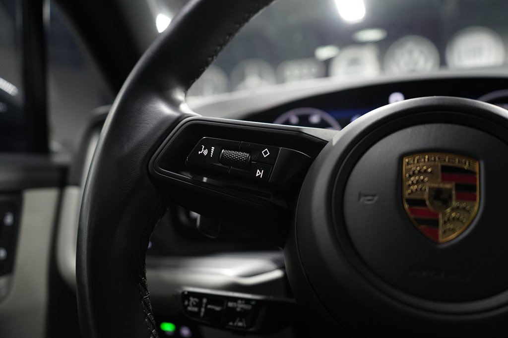 Used 2024 Porsche Cayenne AWD/4WD image 13