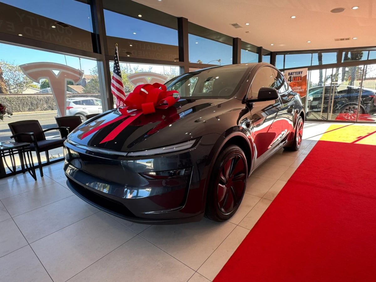 Used 2026 Tesla Model Y AWD image 12