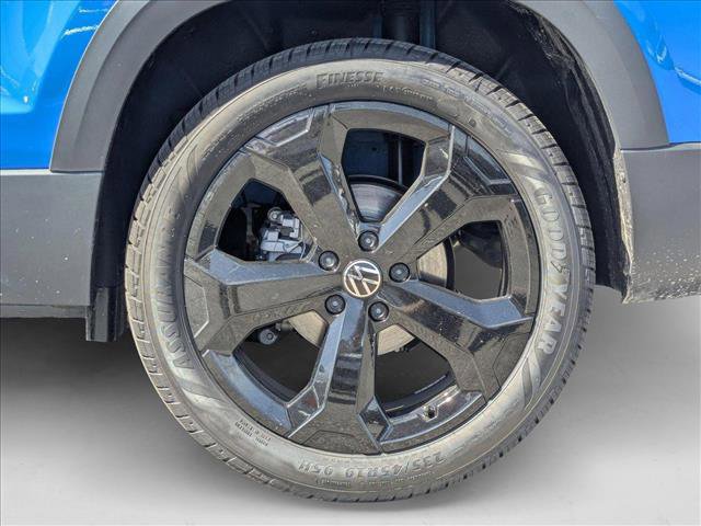 New 2025 Volkswagen Taos SE image 10