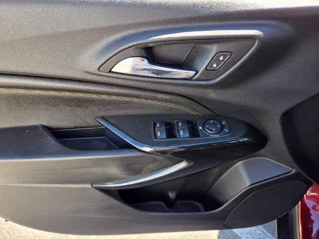 Used 2025 Chevrolet Trax LT w/ LT Convenience Package FWD image 17