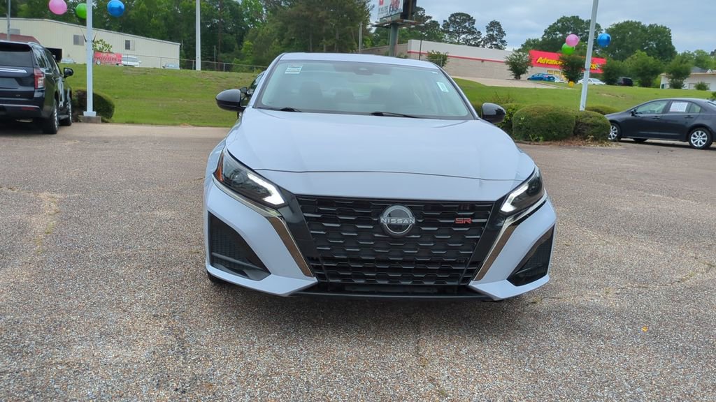 Used 2025 Nissan Altima 2.5 SR w/ SR Premium Package FWD image 2