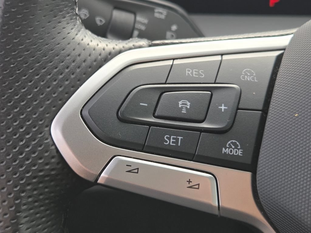 Used 2025 Volkswagen Tiguan SE R-Line AWD/4WD image 15