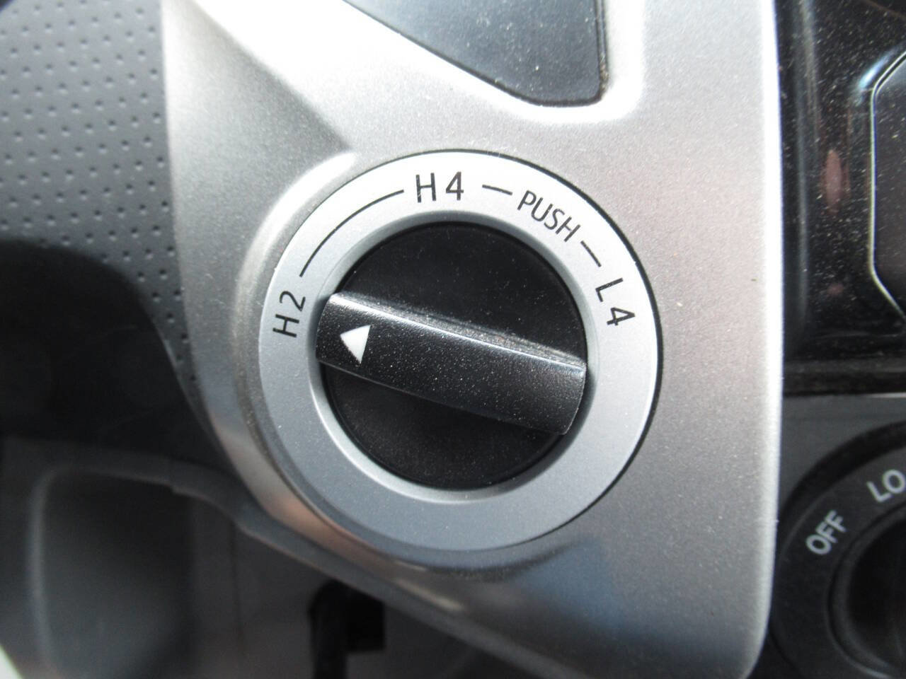 Used 2015 Toyota Tacoma 4x4 Access Cab V6 w/ TRD Sport Package image 25