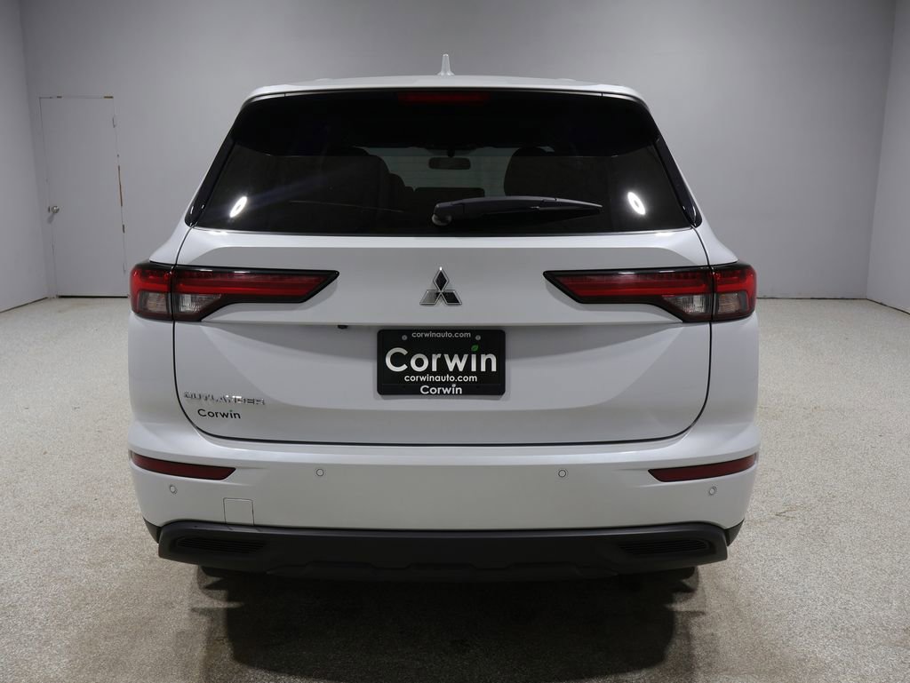 Used 2023 Mitsubishi Outlander ES AWD/4WD image 3