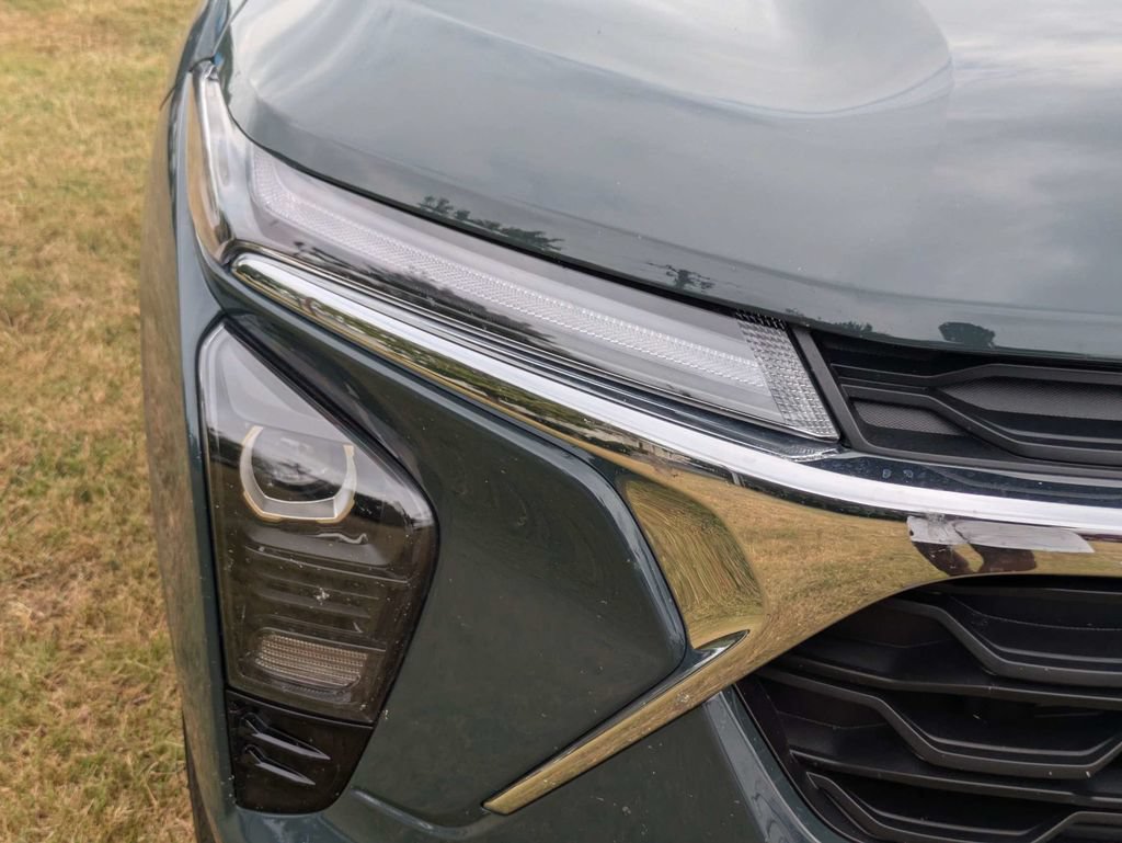 Used 2025 Chevrolet Trax LT FWD image 10