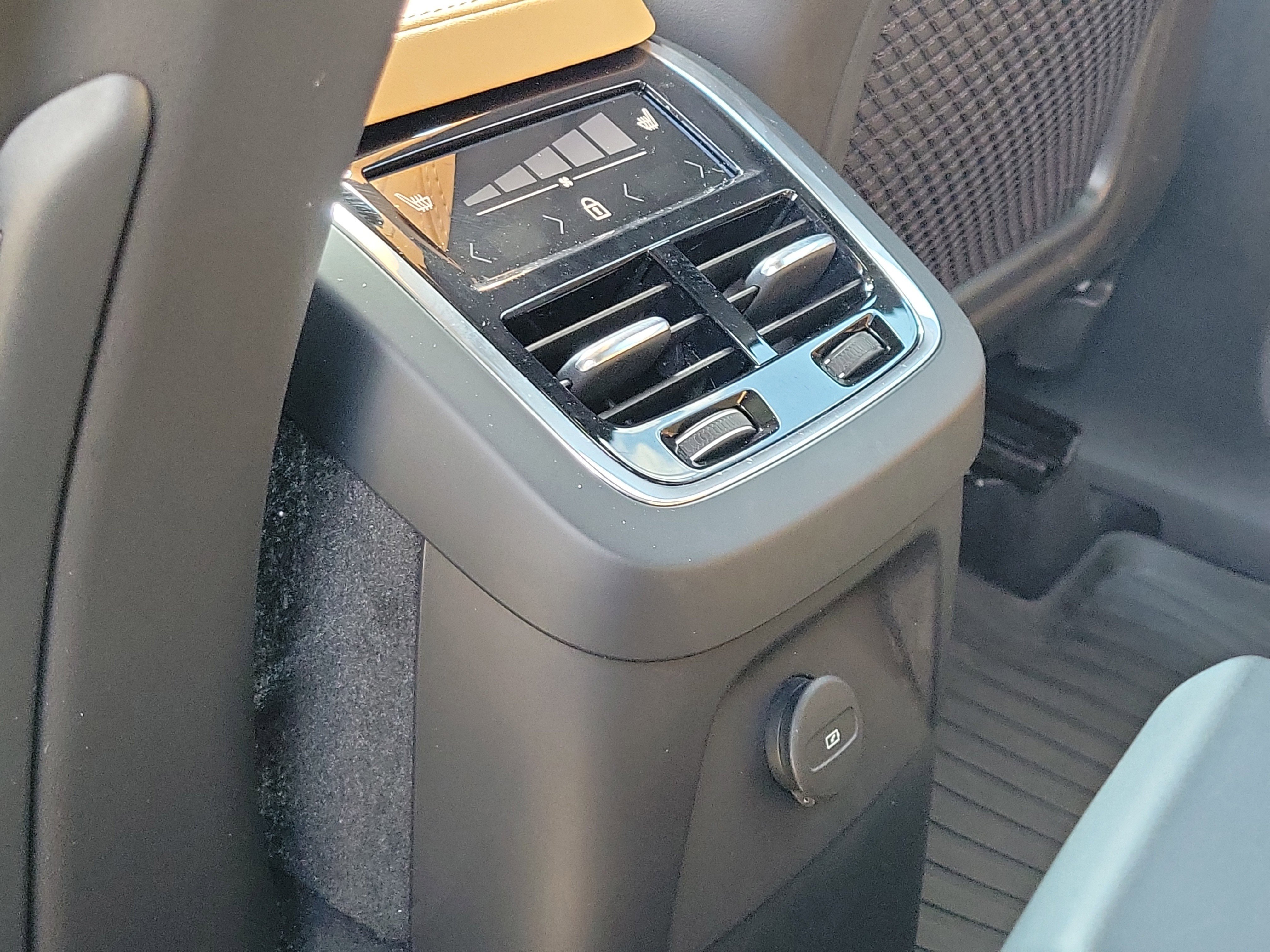 Used 2025 Volvo XC90 T8 Ultra w/ Protection Package Premier image 17