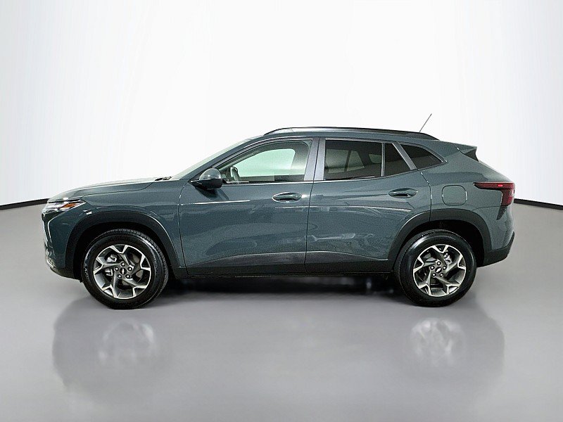 Used 2025 Chevrolet Trax LT FWD image 4