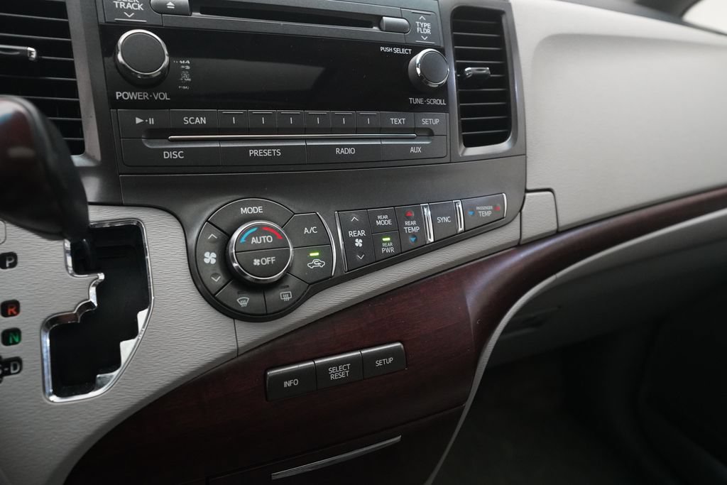 Used 2014 Toyota Sienna XLE FWD image 21