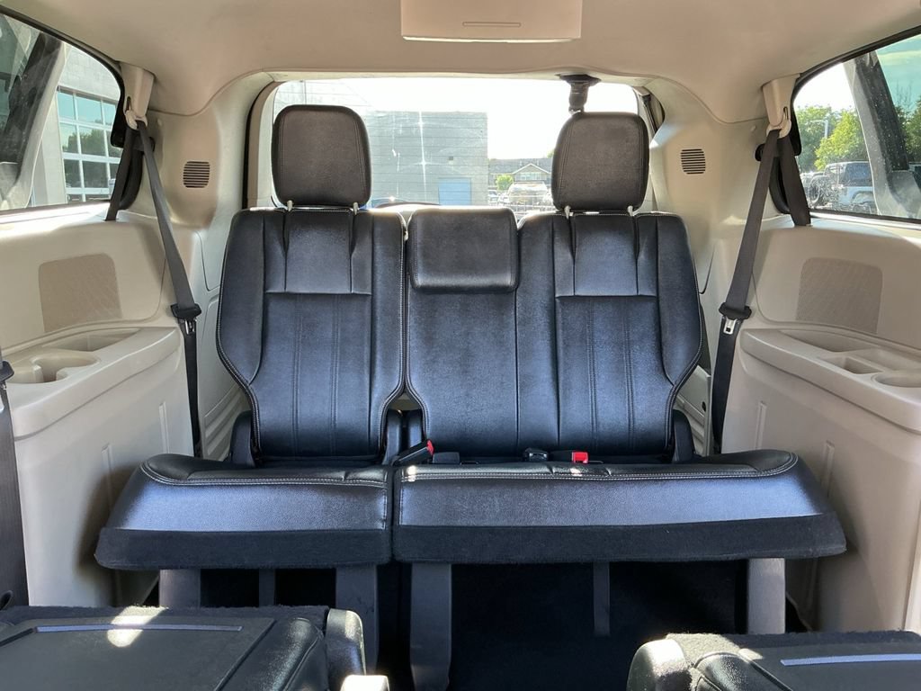 Used 2016 Chrysler Town & Country Touring FWD image 25