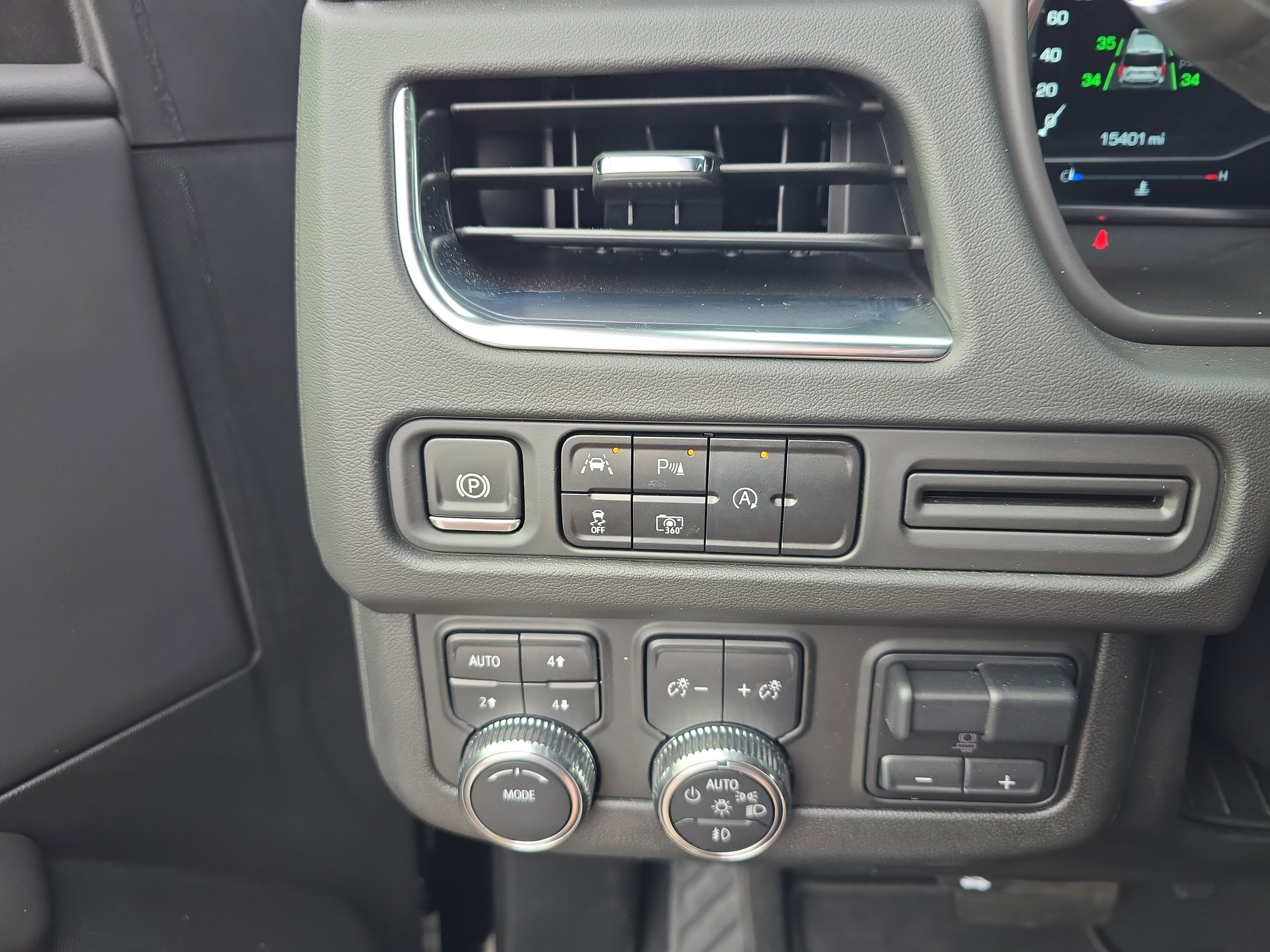 Used 2024 GMC Yukon SLT w/ SLT Luxury Package image 28