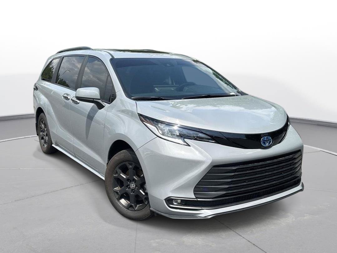 Certified 2025 Toyota Sienna XLE Woodland Edition AWD/4WD image 4