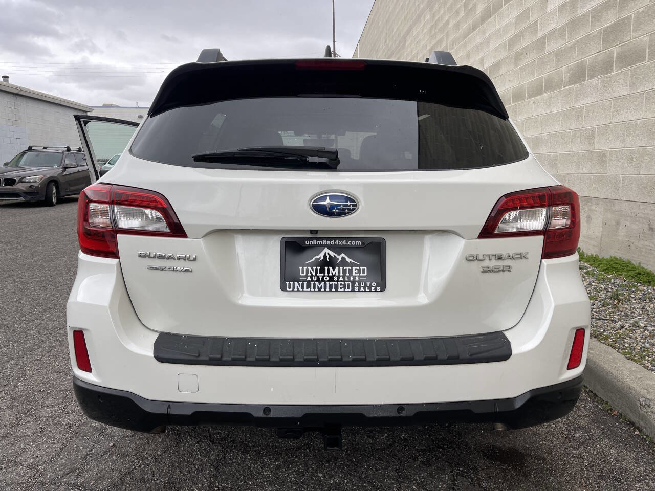 Used 2017 Subaru Outback 3.6R Limited image 16