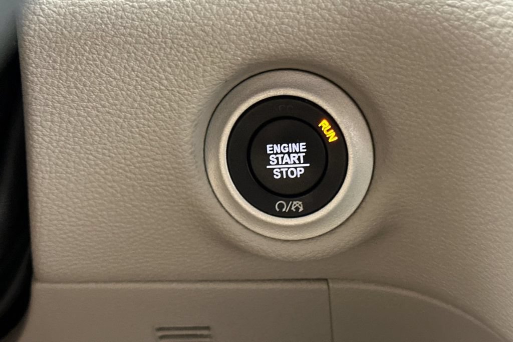 Used 2023 Chrysler Pacifica Touring-L FWD image 26
